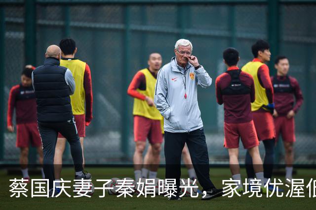 蔡国庆妻子秦娟曝光，家境优渥低调隐身，用心教子两儿皆出彩